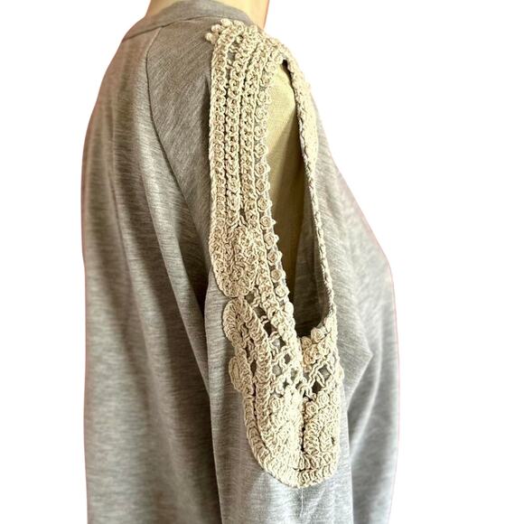 Womens Sweater Size Medium Cut Out Shoulder Lace Detail Casual Indie Travel - Picture 2 of 8